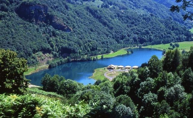 Отель Les Roulottes Du Lac Des Graves