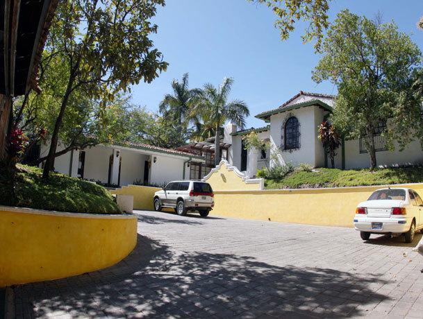 Отель La Porta Plaza Hotel