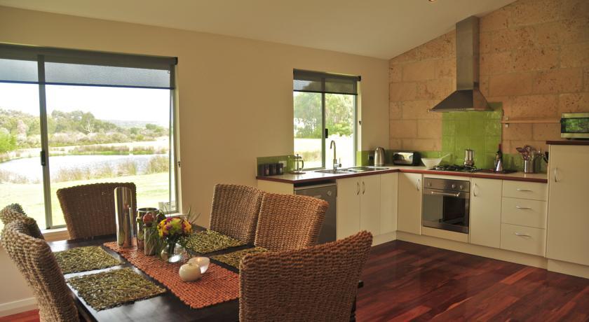 Отель Acacia Chalets Margaret River