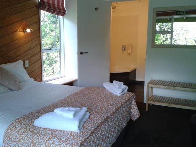 Отель Colonial House Motel