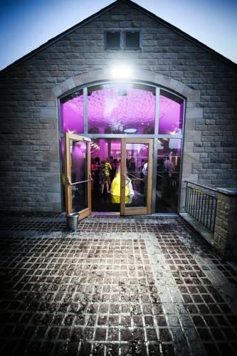 Отель The Saddleworth Hotel