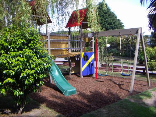 Отель Camellia Court Family Motel
