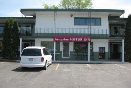 Отель Arnprior Motor Inn