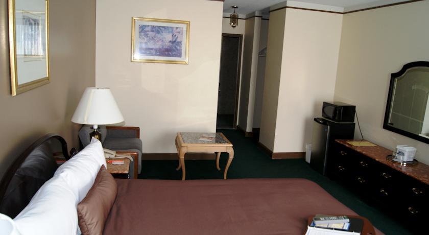 Отель Howard Johnson Plaza Hotel Windsor