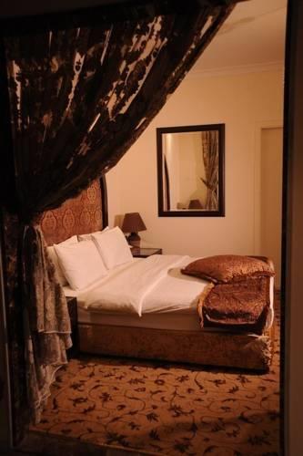 Отель Queens Suite Hotel