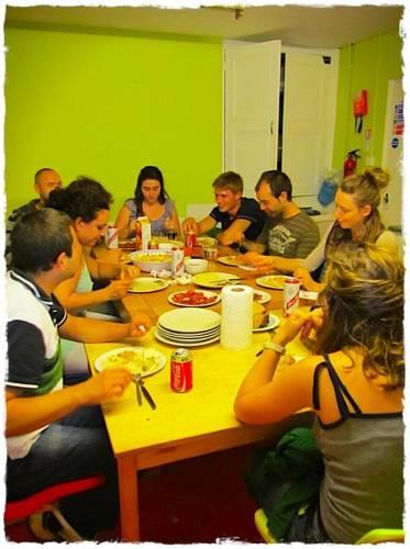 Хостел Igloo Backpackers Hostel & Annexe