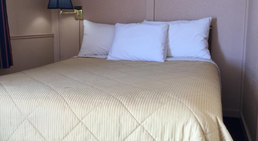 Отель Country Squire Motel