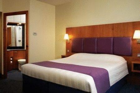 Отель Premier Inn Oldham Central