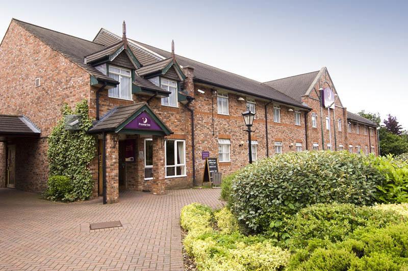 Отель Premier Inn Manchester (Sale)