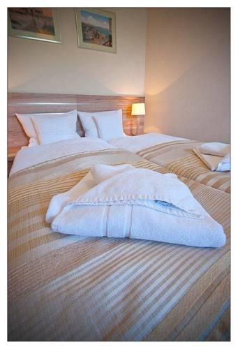 Отель Hotel Cesarskie Ogrody