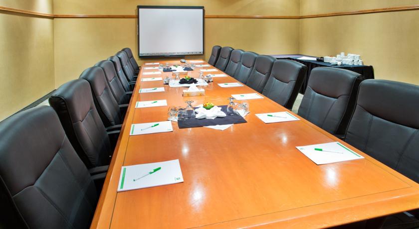 Отель Holiday Inn & Suites Grande Prairie