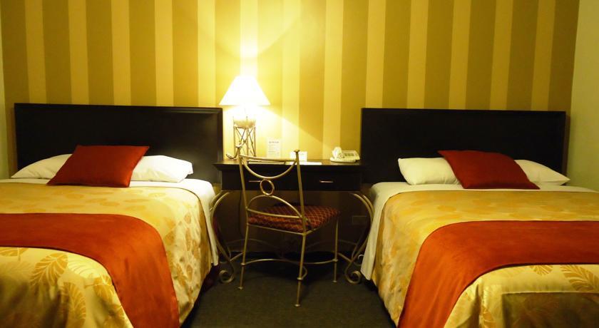 Отель Leon De Oro Inn & Suites