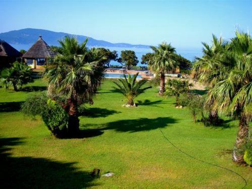 Отель Hotel Le Ruesco