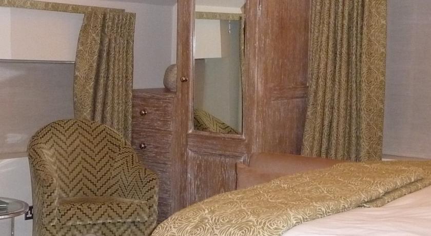 Отель Tracy Park Hotel & Country Club