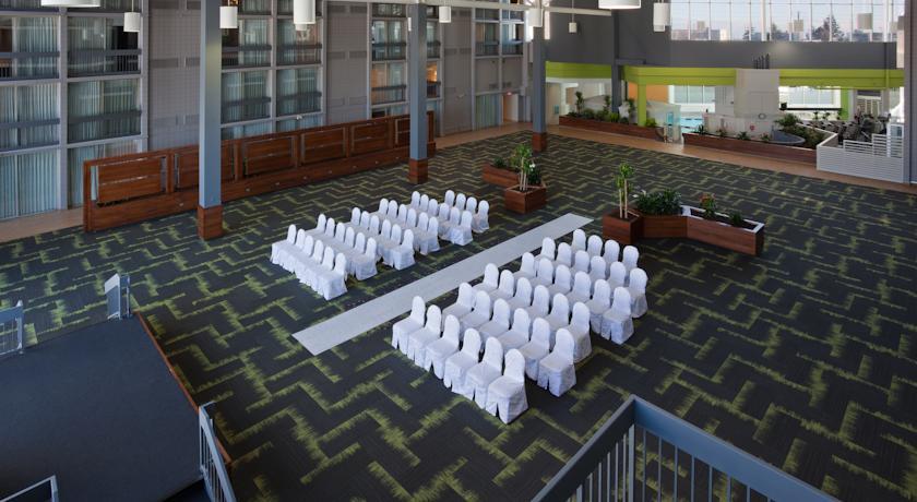 Отель Holiday Inn Burlington Hotel & Conference Centre