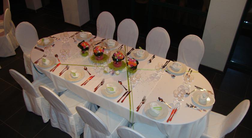 Отель Hotel Les Jardins De La Molignée