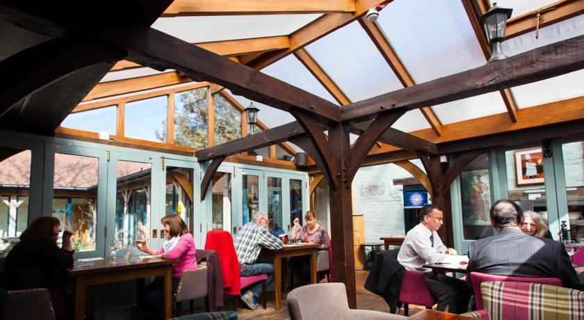 Отель Cromwell Arms Country Pub with Rooms