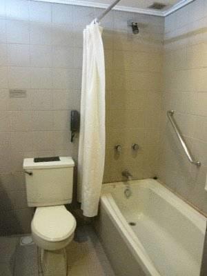 Отель Kingwood Inn Kuching