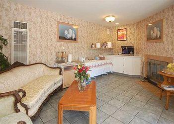 Отель Econo Lodge Bay Breeze