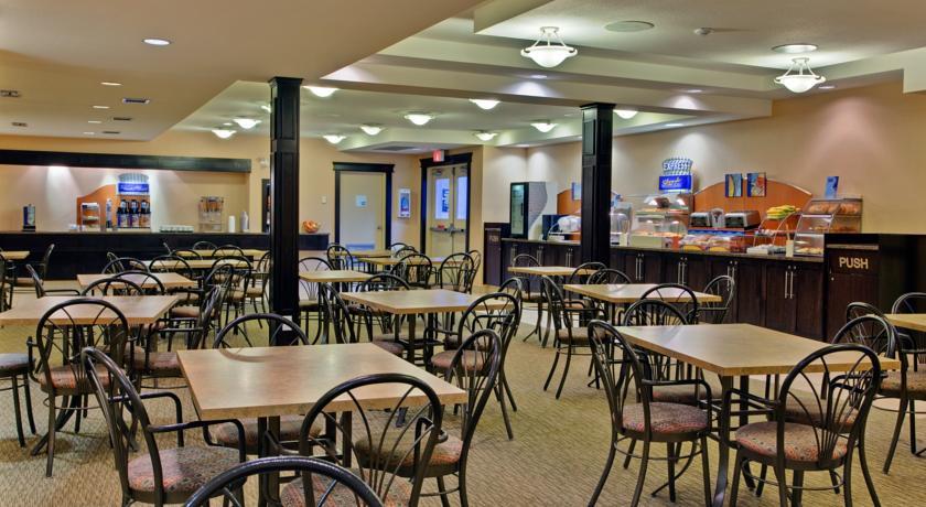Отель Holiday Inn Express-Kelowna