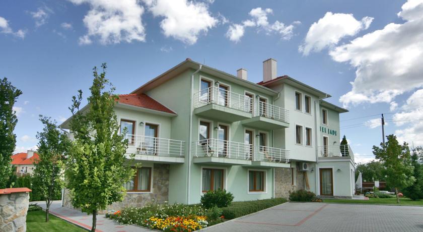 Отель Jade Hotel