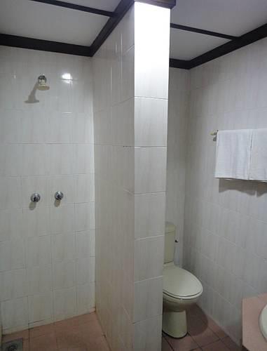 Отель Batu Burok Beach Resort