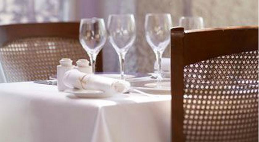 Отель Hôtel Le Cheval Blanc