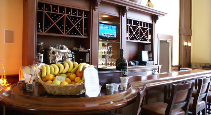Отель River Terrace Inn A Noble House Hotel