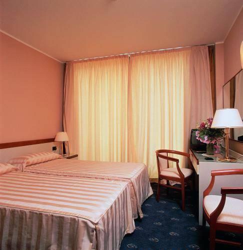Отель Hotel Holiday
