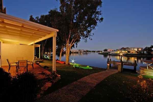 Отель Noosa Entrance Waterfront Resort