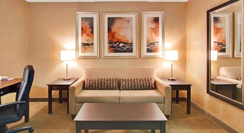 Отель Holiday Inn Express Hotel & Suites Kingston