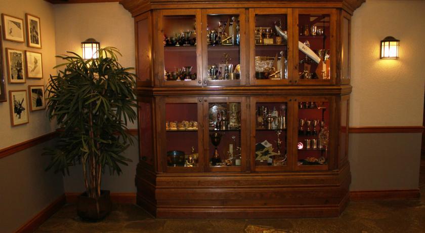 Отель Nancy Greene's Cahilty Lodge