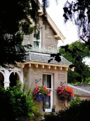 Отель Craigmhor Lodge & Courtyard