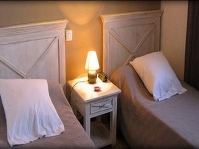 Отель Hôtel le Grillon