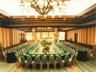 Отель Hotel Equator Surabaya