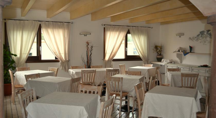 Отель Hotel Delfino