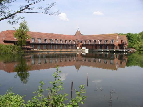 Отель Lakeside International Hotel