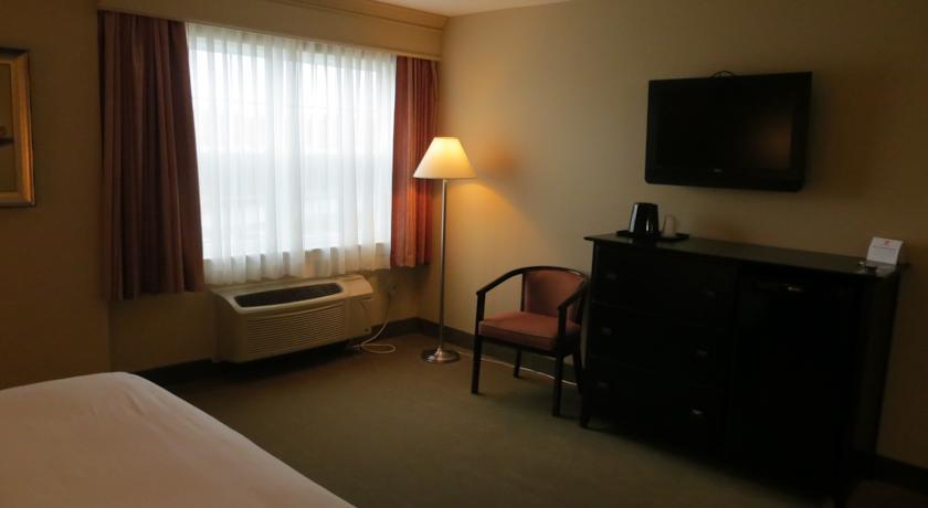 Отель Amsterdam Inn & Suites Sussex