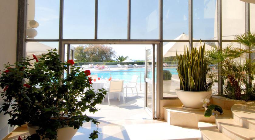 Отель Hotel Les Corallines