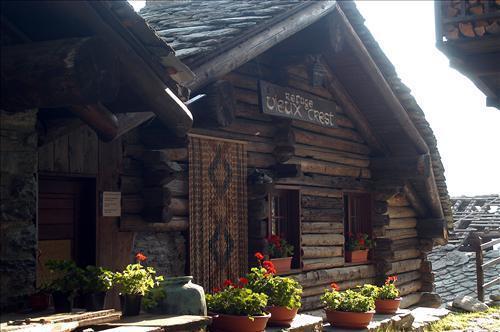 Отель Rifugio Vieux Crest