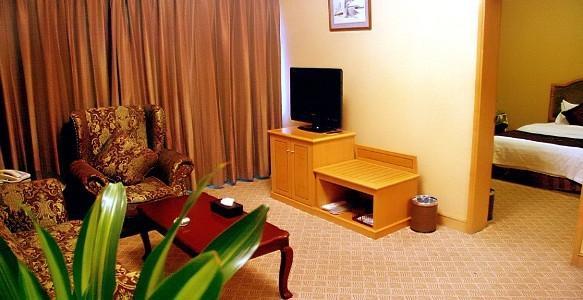Отель HNA Redbuds Hotel Changchun