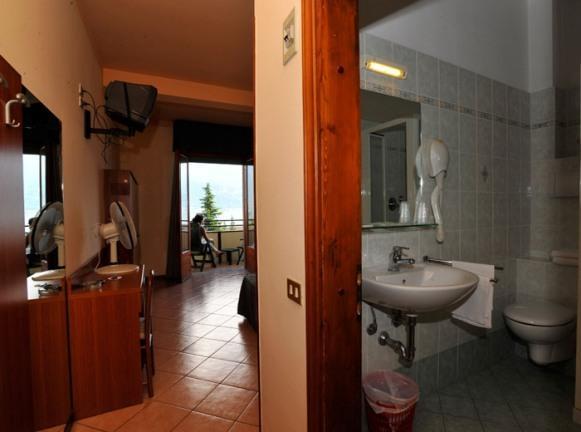Отель Hotel Limone