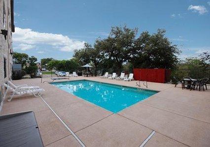 Отель Comfort Suites I-35 North