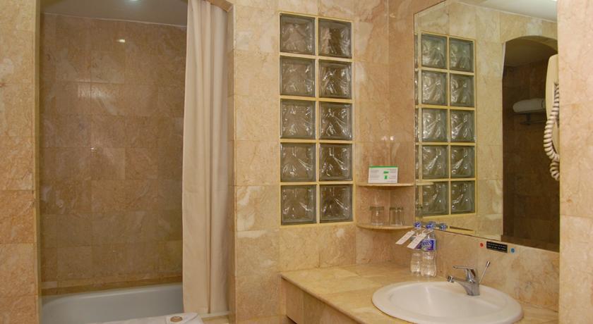Отель Surabaya Plaza Hotel
