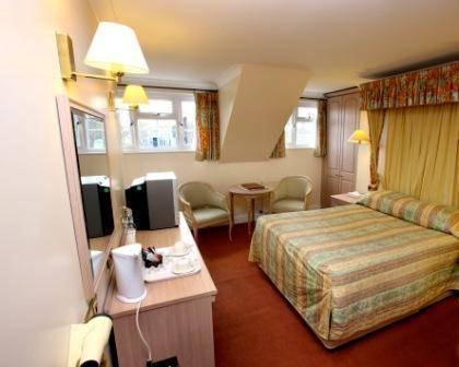 Отель South Lodge Hotel