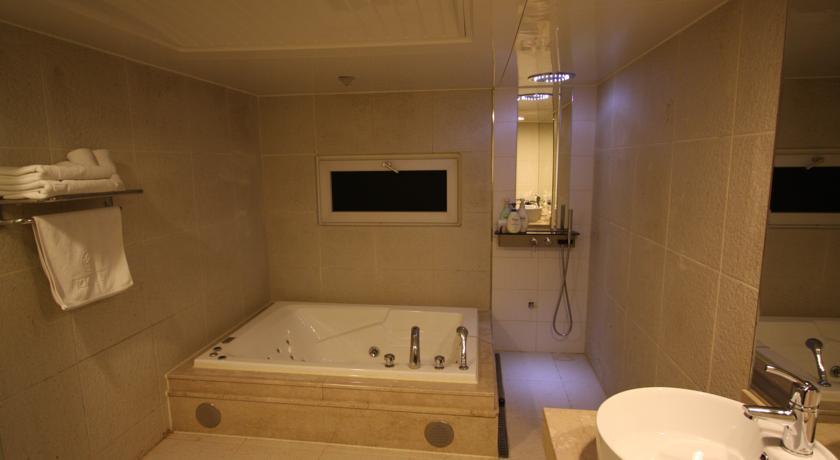DH Renaissance Hotel