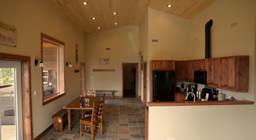 Отель Cedar House Restaurant & Chalets