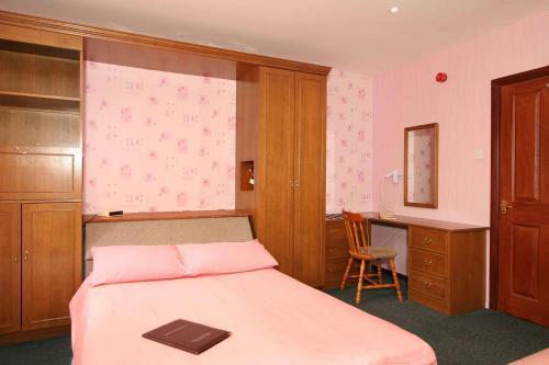 Отель The Dog & Partridge Country Inn