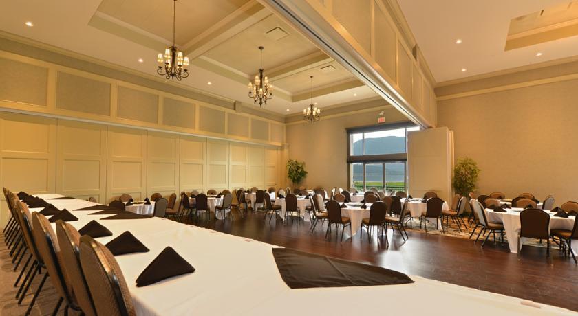 Отель Prestige Harbourfront Resort Salmon Arm