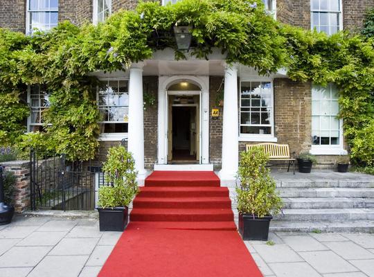 Отель Carlton Mitre Hotel